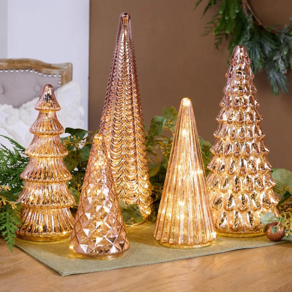 Conjunto com 5 árvores decorativas iluminadas em vidro mercurizado para mesa, aparador e decoração natalina com timer automático de seis horas