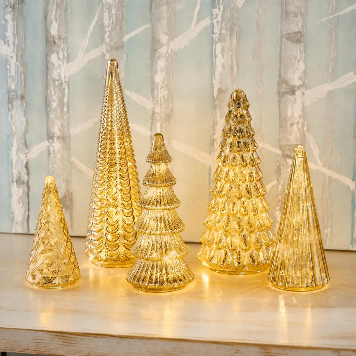 Conjunto com 5 árvores decorativas iluminadas em vidro mercurizado para mesa, aparador e decoração natalina com timer automático de seis horas