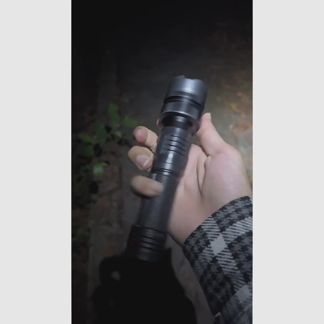 Lanterna LED recarregável 2200 lúmens com power bank, zoom ajustável, visor digital e resistência à água para camping, apagões e emergências