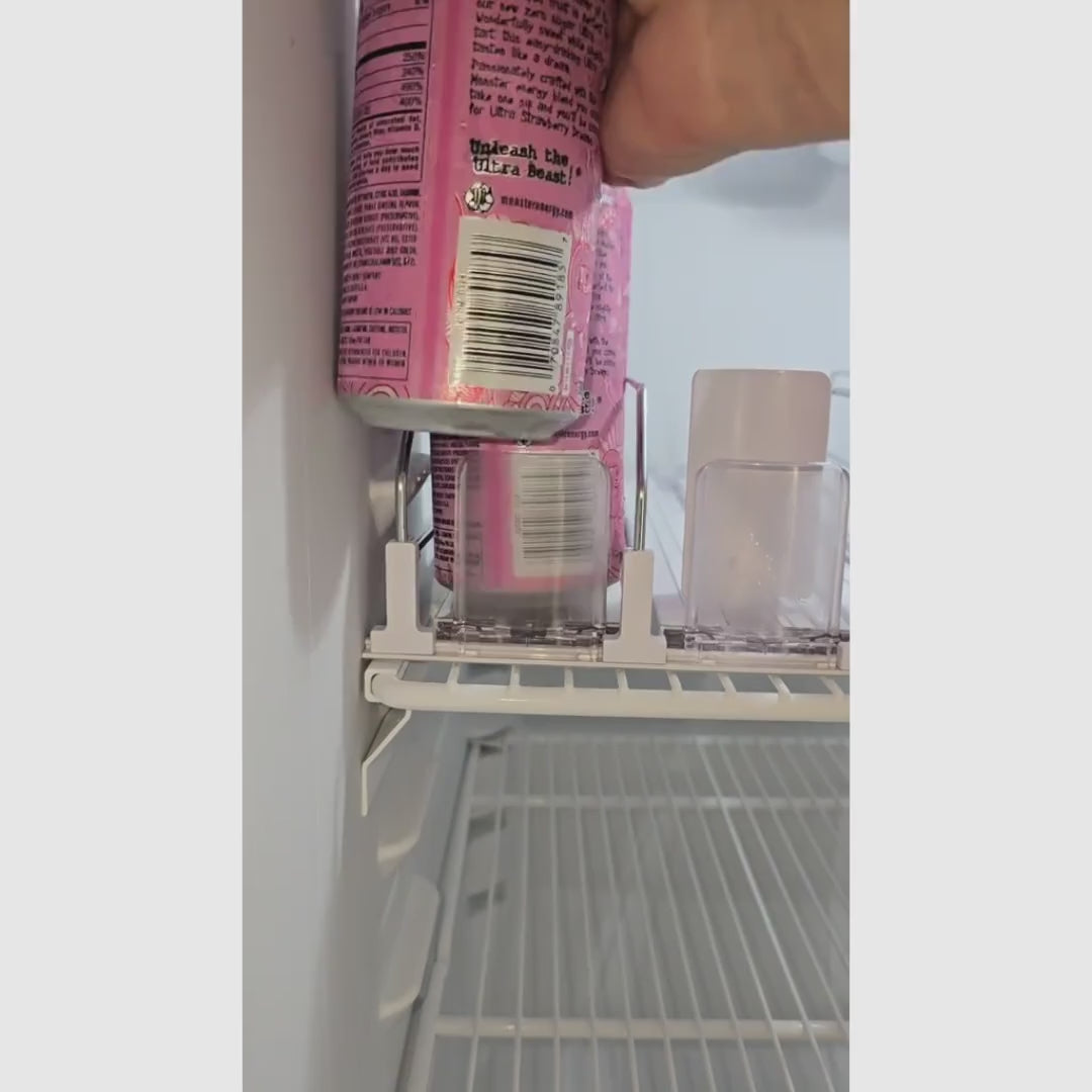 Dispenser de latas para geladeira em plástico reciclado com propulsão automática, organiza refrigerantes e libera espaço nas prateleiras da cozinha diariamente