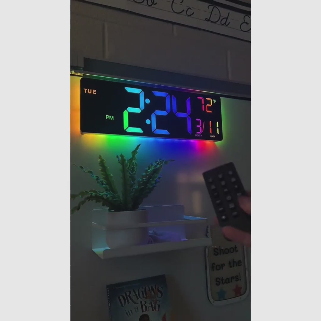 Relógio digital de parede grande com luz RGB, Bluetooth e alarmes duplos para sala, escritório, cozinha e setup gamer