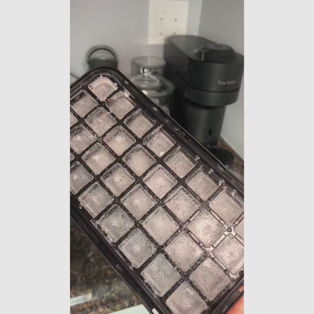 Forma de gelo empilhável com tampa, reservatório e pá para o freezer